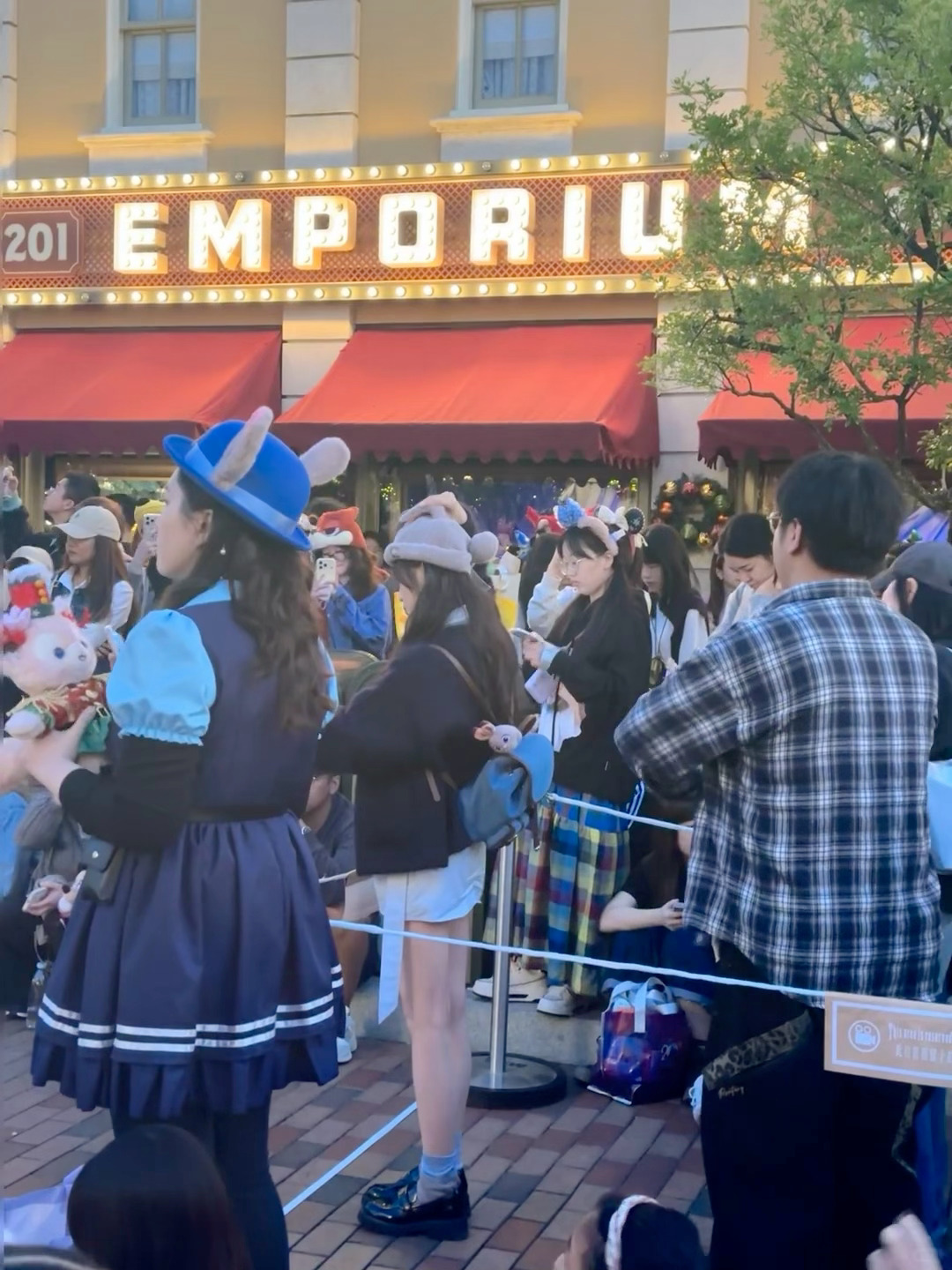 网友香港迪士尼偶遇吴宣仪wxy吴宣仪 🍠刷到的一组图好漂亮