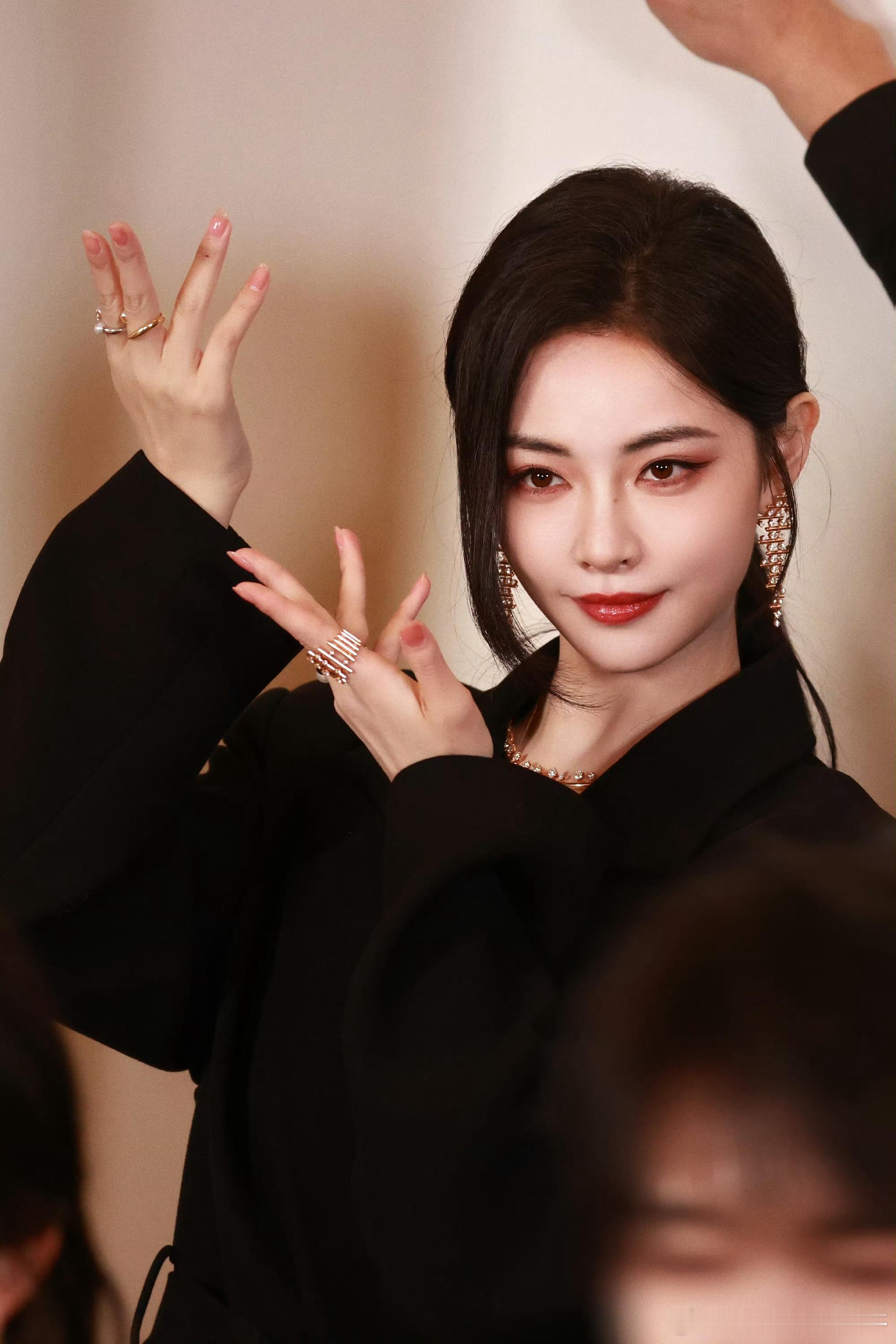 有时候真觉得丝芭运气好，这种美人她们公司有好多。 