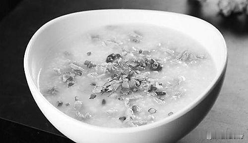 　　肉苁蓉养生药膳方推荐：
　　1.肉苁蓉羊肉汤：肉苁蓉15克、羊肉250克，与