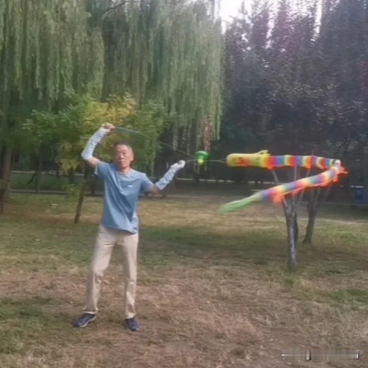 晨练抖空竹龙！
