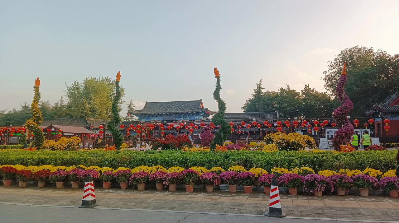 面试的时候，老板说:“我很诧异，你当时问了一句话，有年龄限制没？”

“我看了你