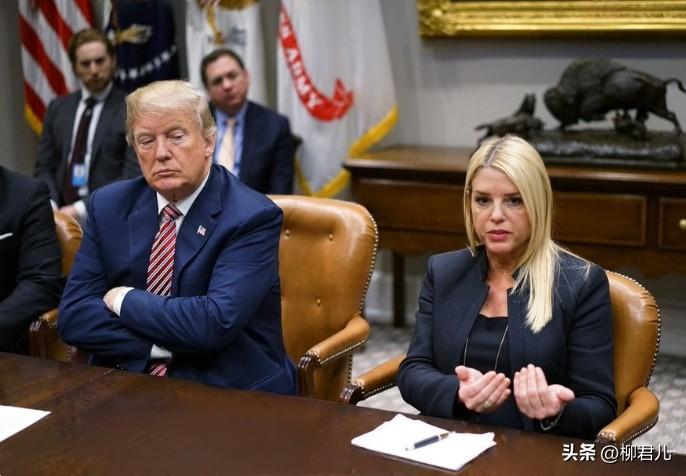 美国司法部长邦迪被特朗普“炒鱿鱼”

当地时间4月2日，特朗普在个人社交平台上发