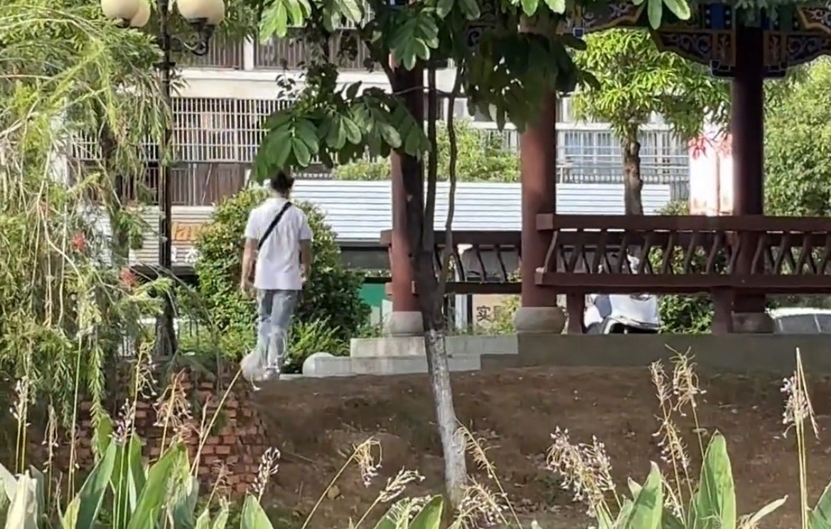 【玉林女子在公园拍照突然一男子做不雅行为】近日，网友爆料称：玉林市女子在某公里里