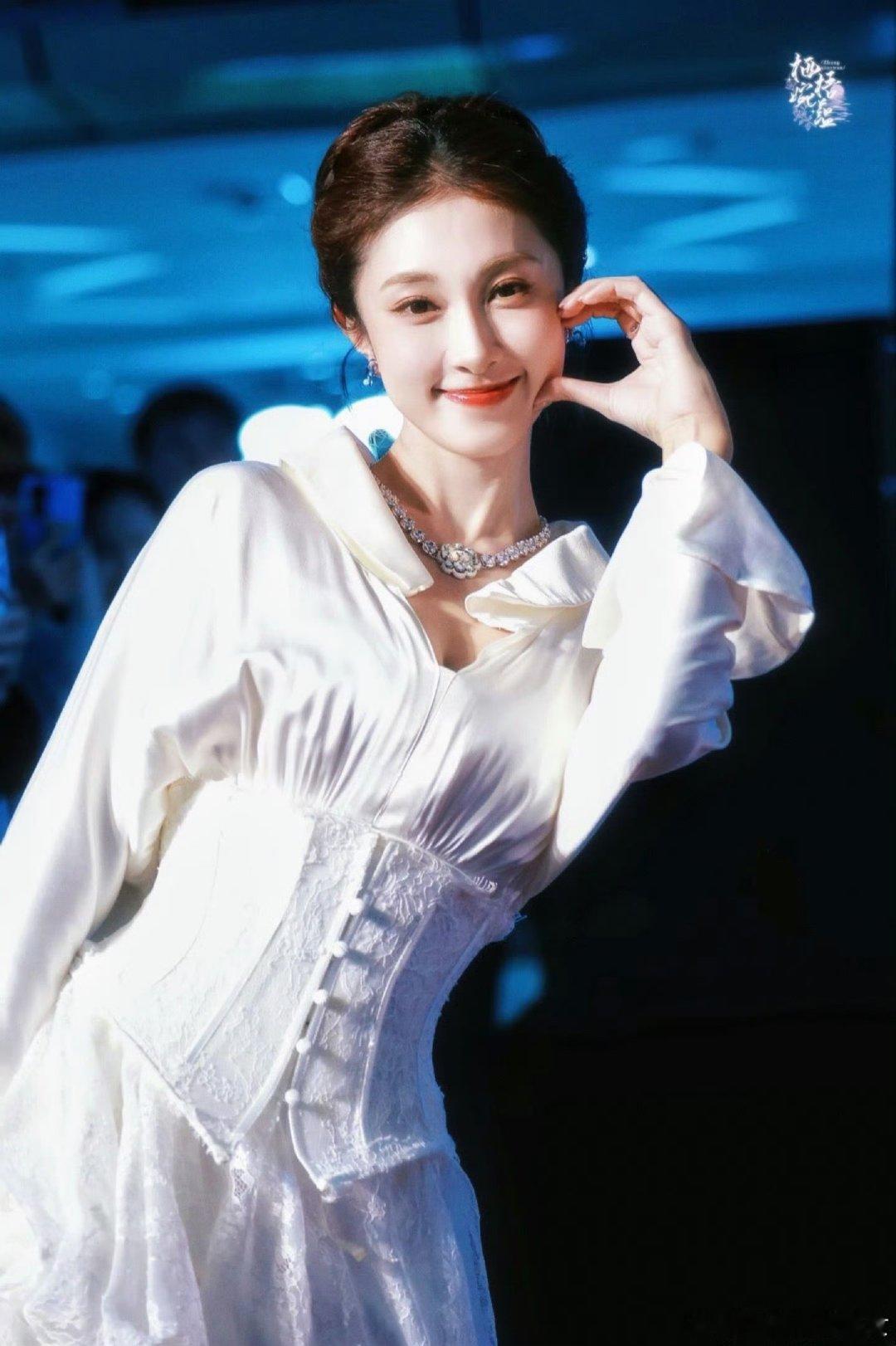 浪姐 青春修炼手册乘风2026 白衬衫+元气走位，青春感直接溢出屏幕，是心动的感