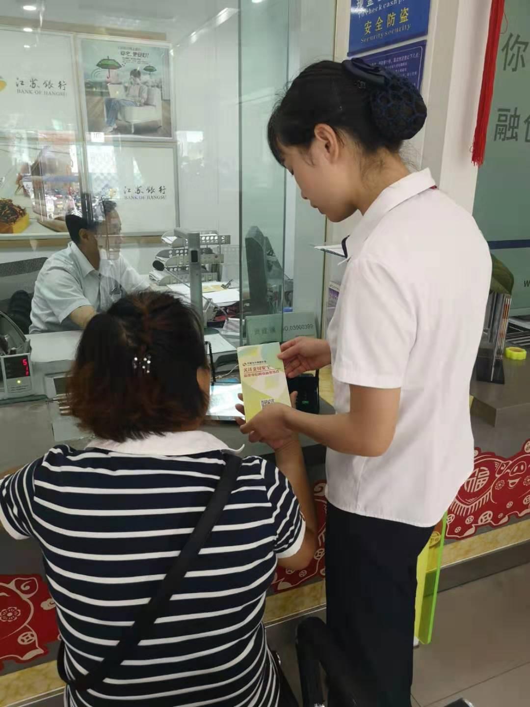 给大家讲清楚为什么这两年很多人感觉银行的工作越来越不好干？
第一个原因就是经济大