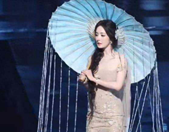 林俊杰演唱《茉莉雨》，杨幂撑伞登场伴舞