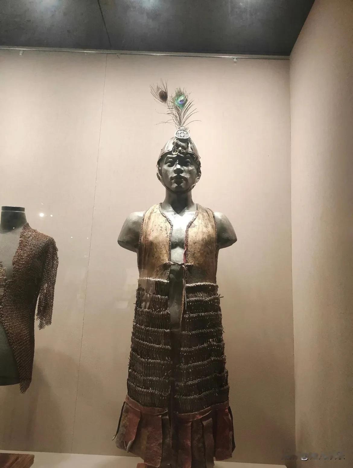 这个雕塑和魏晨太像了吧！

还有个写评论：何炅老师也来看看怎么回事儿

哈哈哈哈