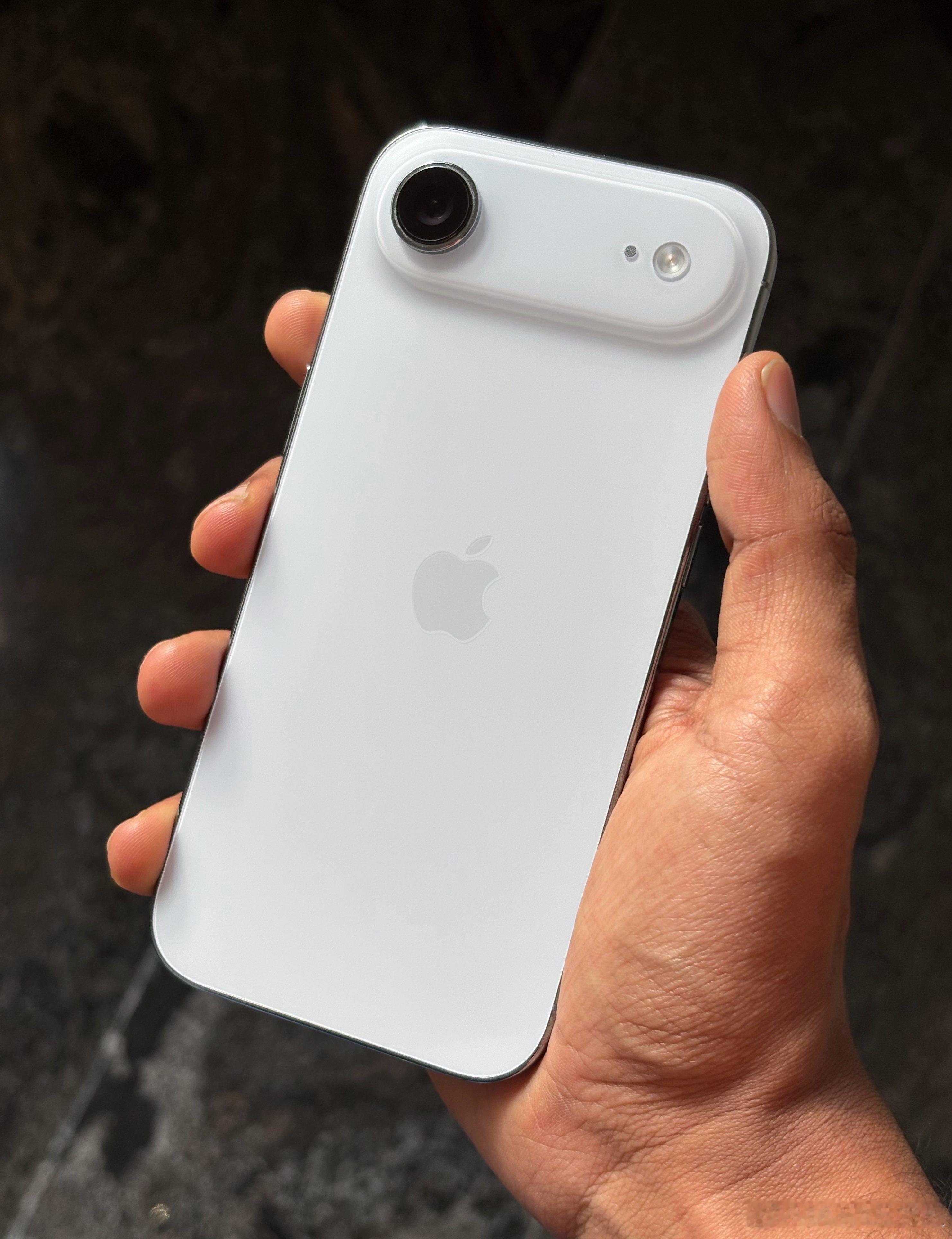 好像发布快一年了我还没在生活中看到过有人用iPhone Air. 