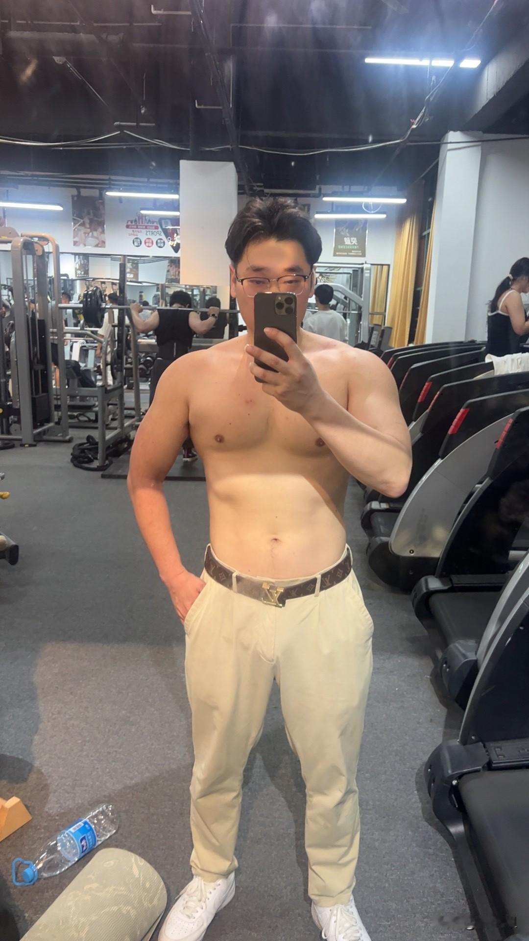 在健身房看到这帅小伙，怎么才能上前要联系方式啊.
今天去健身房健身，见到我今生遇