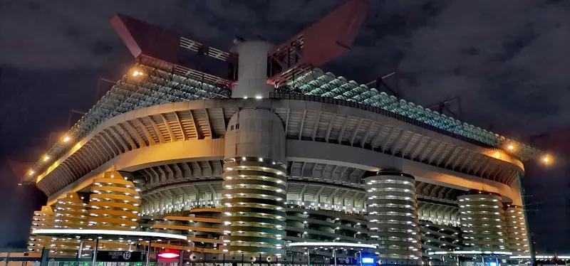 “米兰双雄”——AC米兰与国际米兰，堪称足球历史上的传奇。上世纪八九十年代到本世