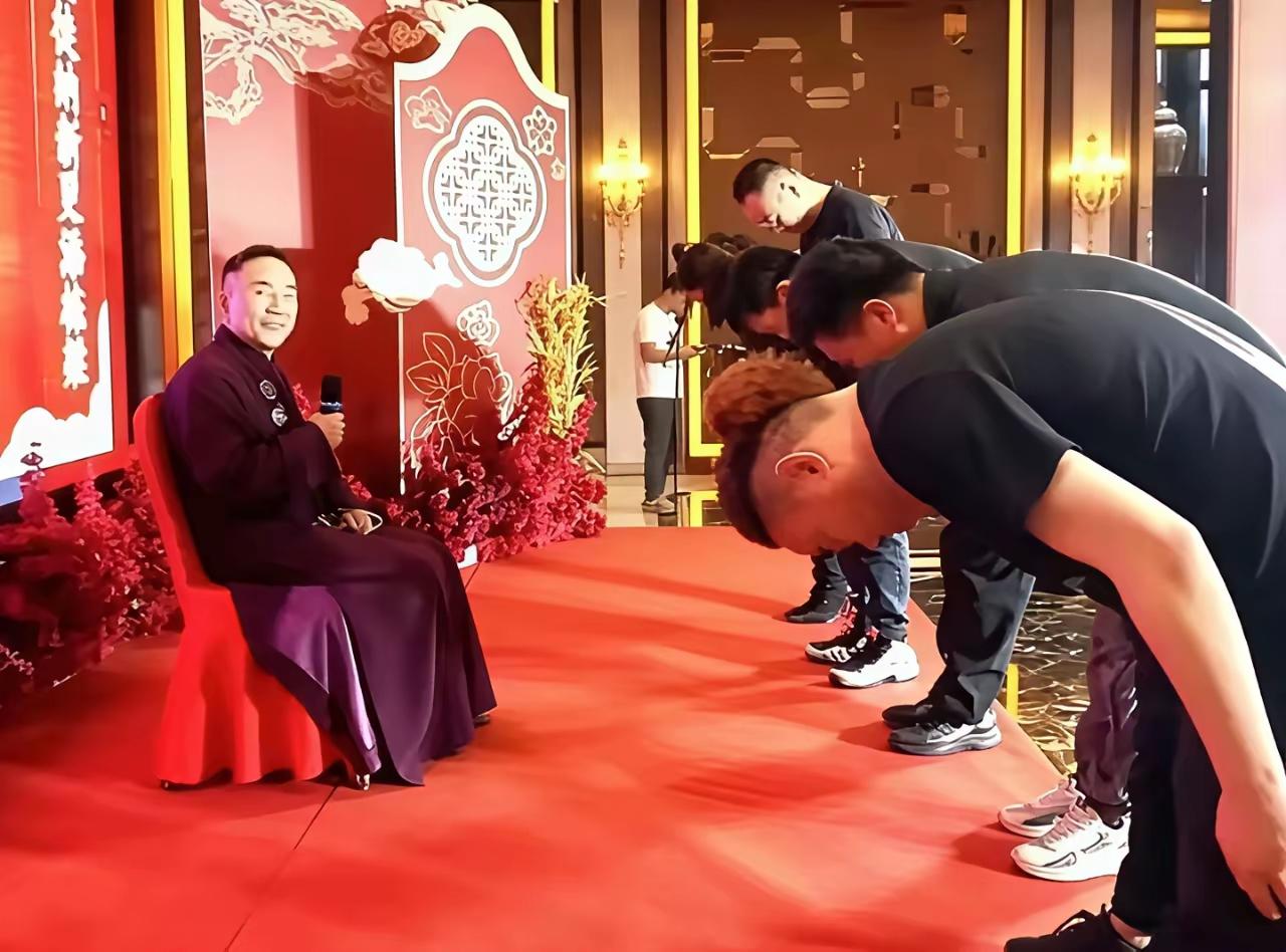 很矛盾，按传承来讲，仪式很重要，从现实来看，仪式又很滑稽，总觉得不伦不类的。