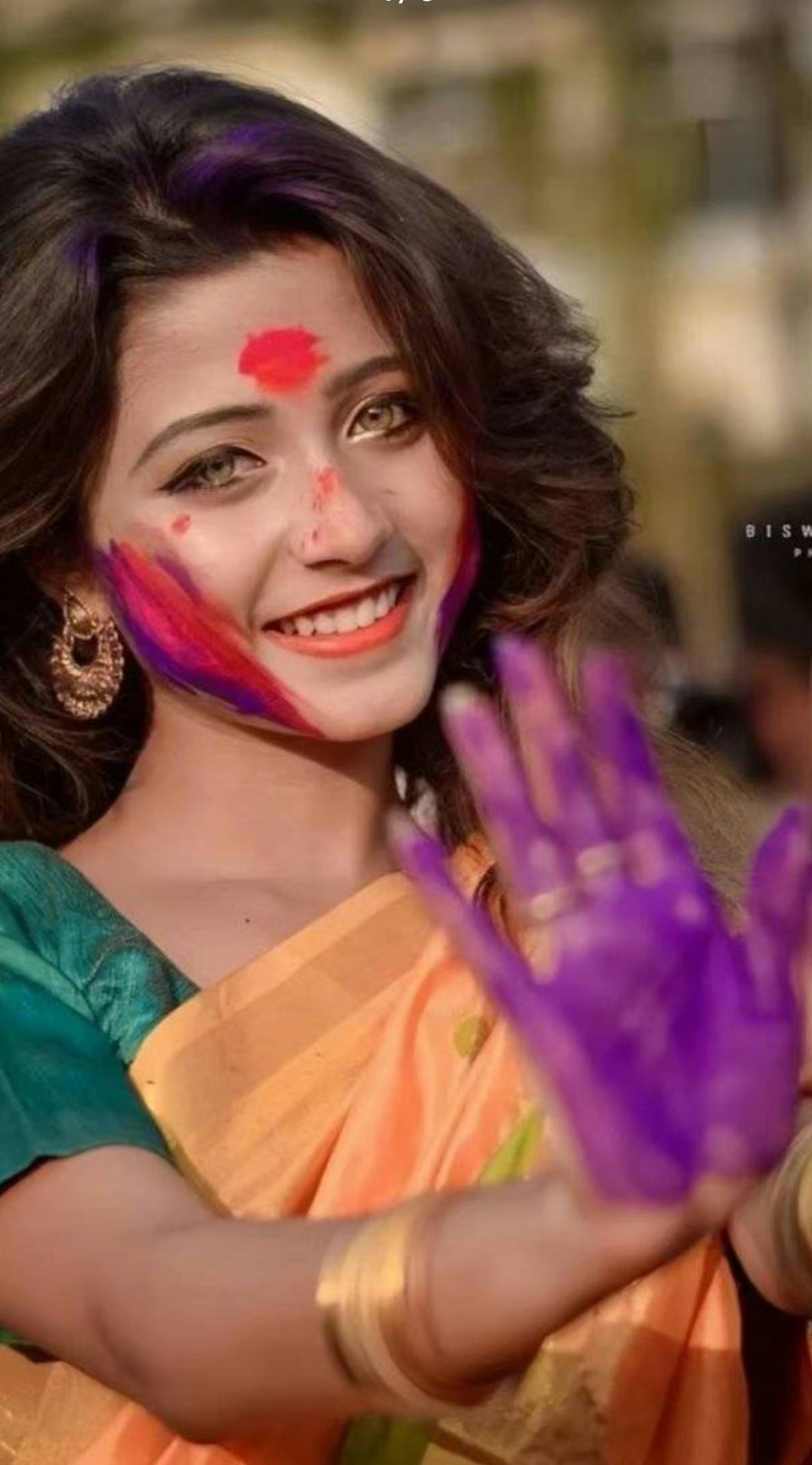 印度爆红全球的油彩女孩，2002年出生，17岁走红，图二是妆容的问题嘛，现在看起