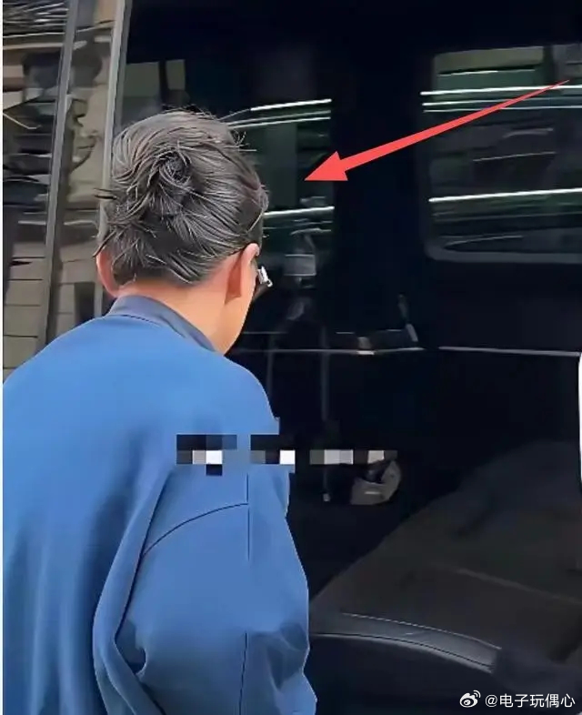 51岁周迅变样：满头白发脸松垮，瘪嘴像老奶奶，无儿无女成遗憾 