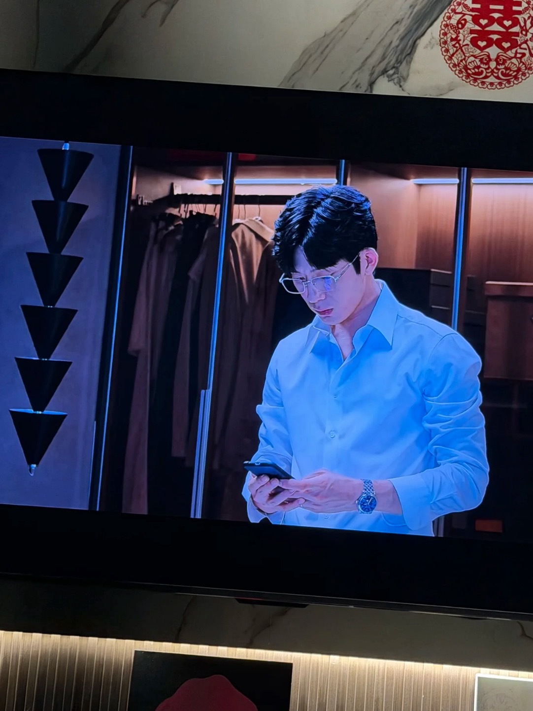 也是发现穿帮镜头了井柏然你怎么反着拿手机？？？ 