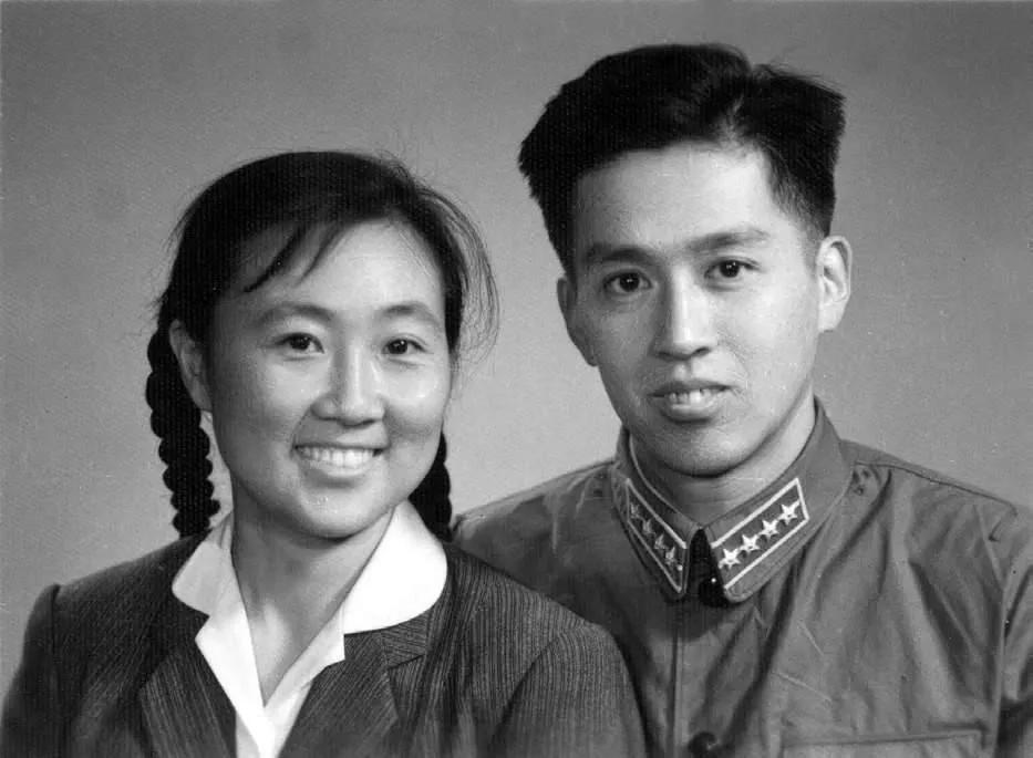 一张拍摄于庐山的风景照片，静静地悬挂在周秉德女士的床头，无论家搬到西安、贵州还是