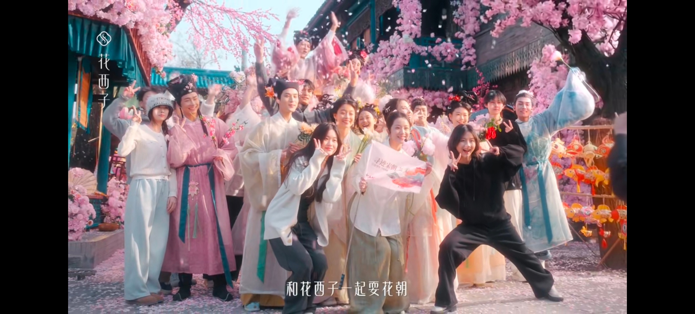 王俊凯和花西子一起耍花朝    被花西子花朝节TVC美哭✨王俊凯同款粉饼封神！谁