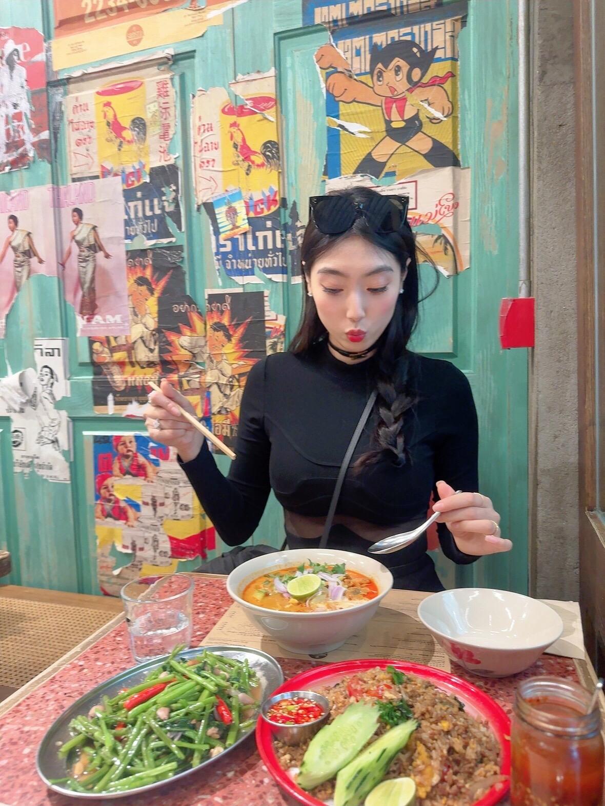 世界或许喧嚣，但总有一方净土，安放你疲惫的心灵。
上热门 穿搭 美女 御姐