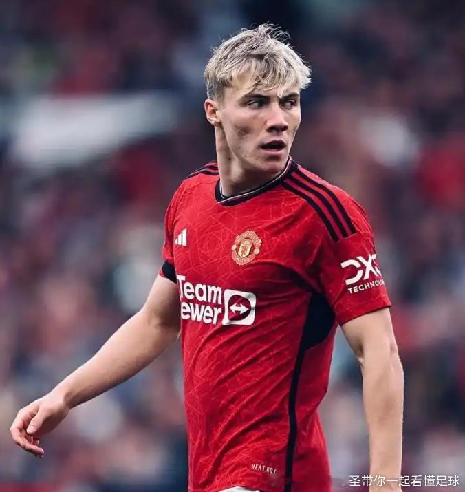 在滕哈赫时代引援和重点培养的霍伊伦，现在看来就是成为了一个笑柄。在本场英超曼联对