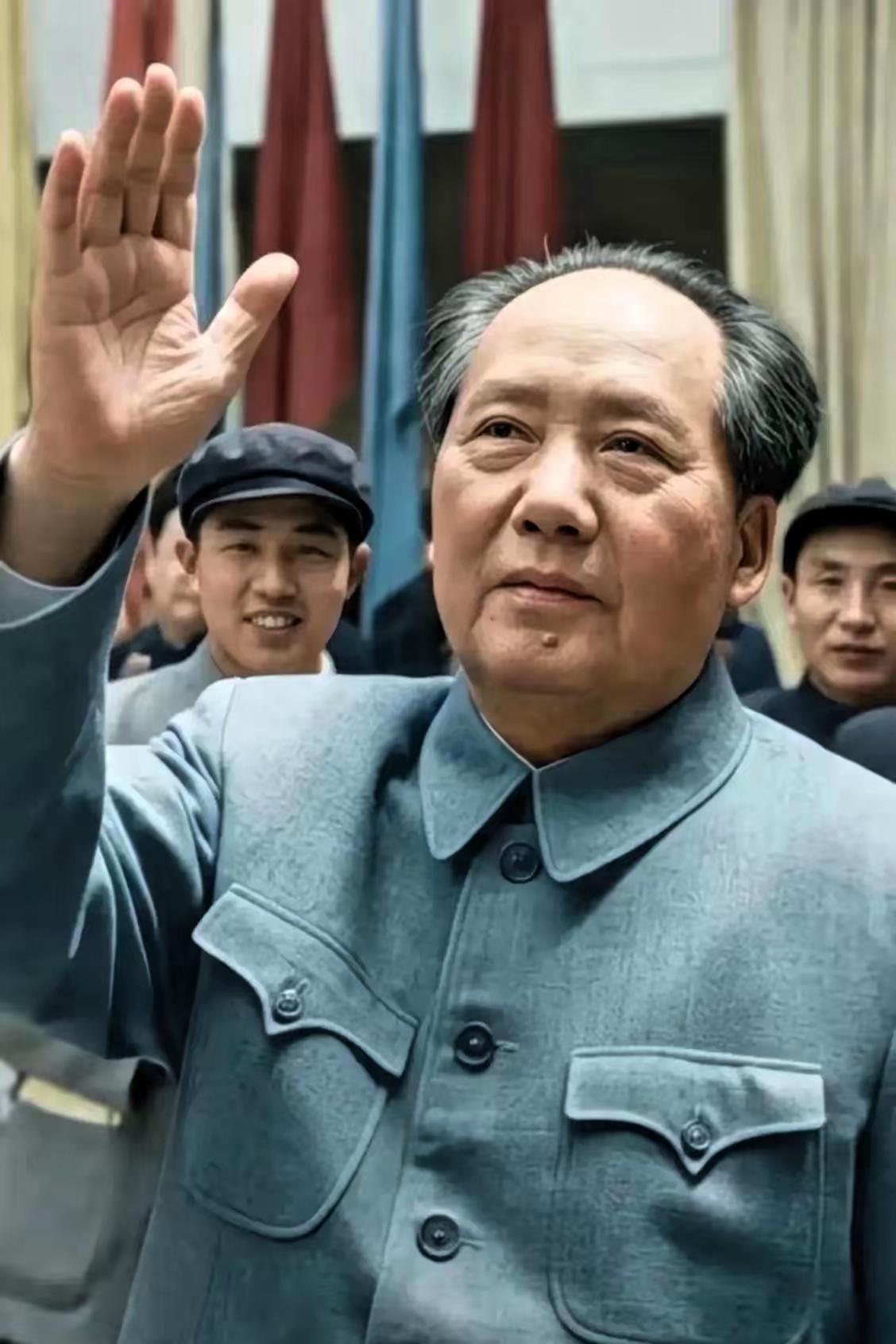 今年国庆，估计很多年轻人忘了今天是什么日子。

他怎么也不会想到，

手机里刷来