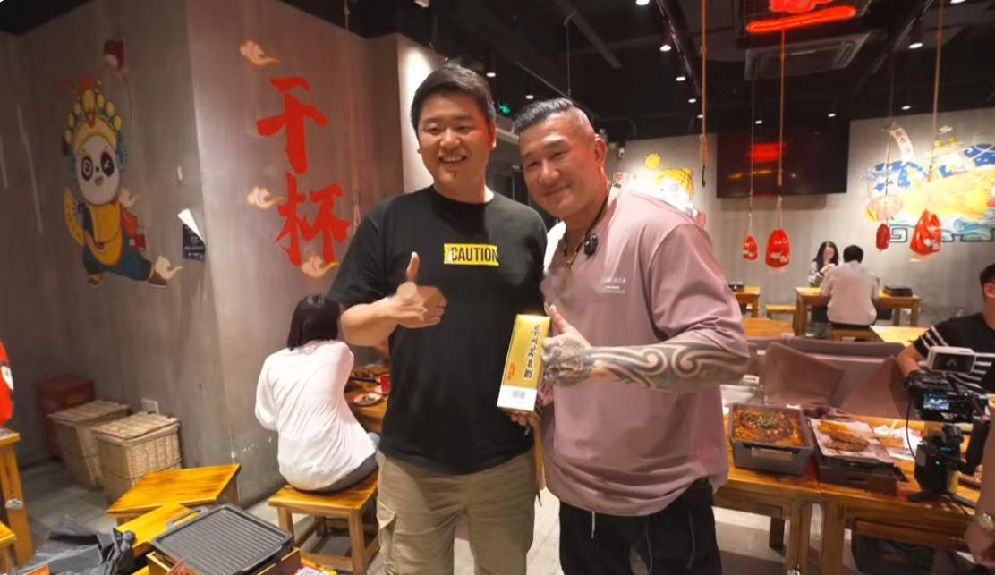 6月10日，台湾网红馆长陈之汉抵达上海之后开启直播，两位网友送茅台，一位网友送了
