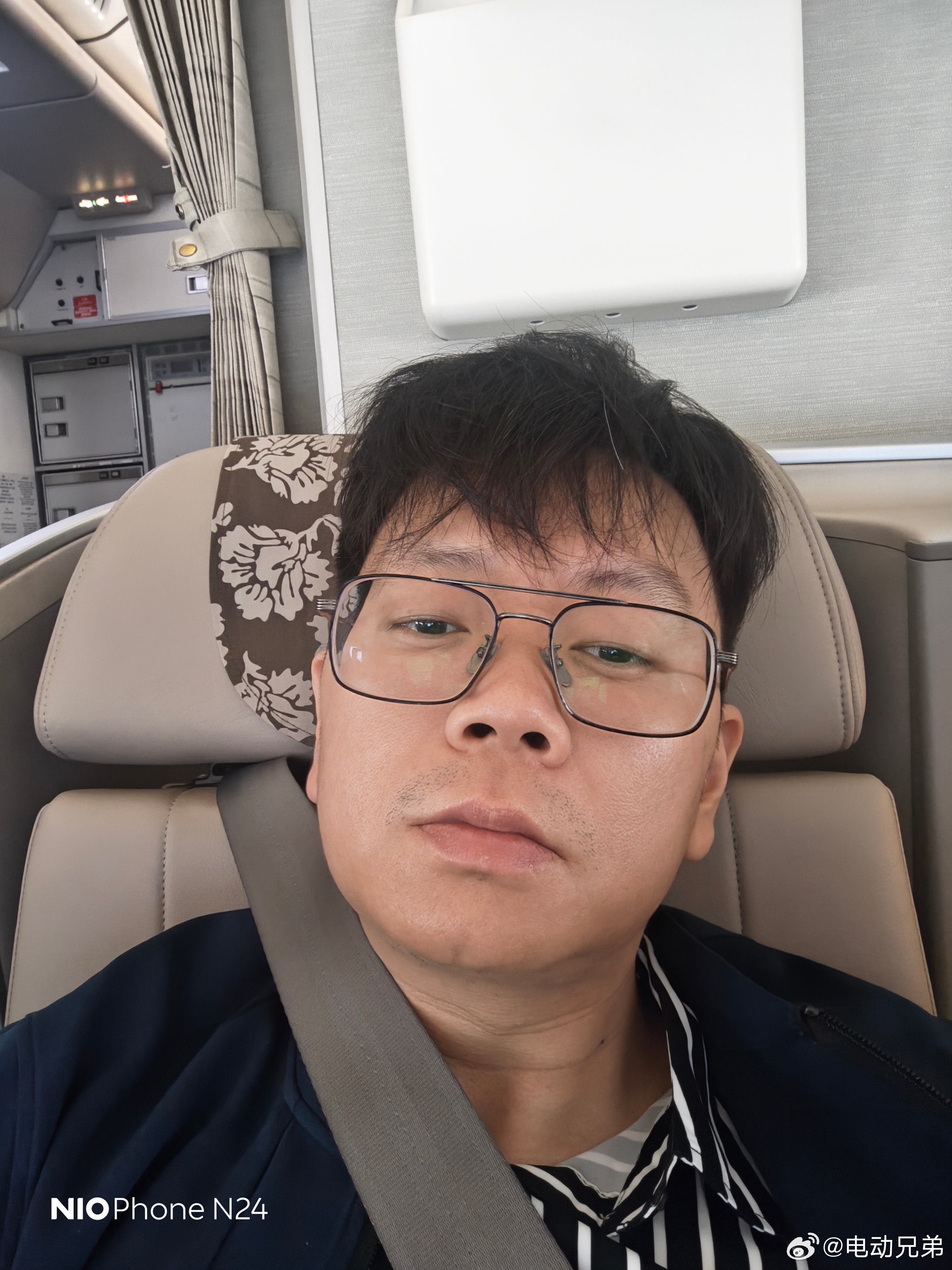 航班又延误，但好歹是登机了没取消，这个飞机三点式安排带我还不太适应有点蹭，不过我