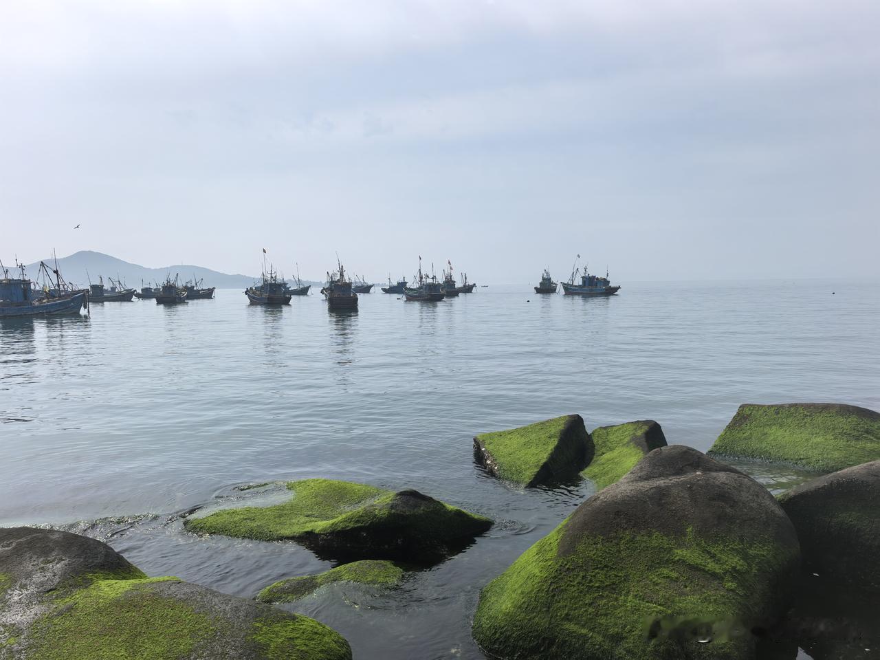 昨天威海
​第一、二站​海源公园和半月湾沙滩：
小渔船，尽显原生态渔港烟火气，一