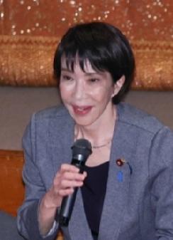 日媒爆料特朗普表面对日热情，背后却暴怒，这背后大有文章。2月8日日本自民党与维新