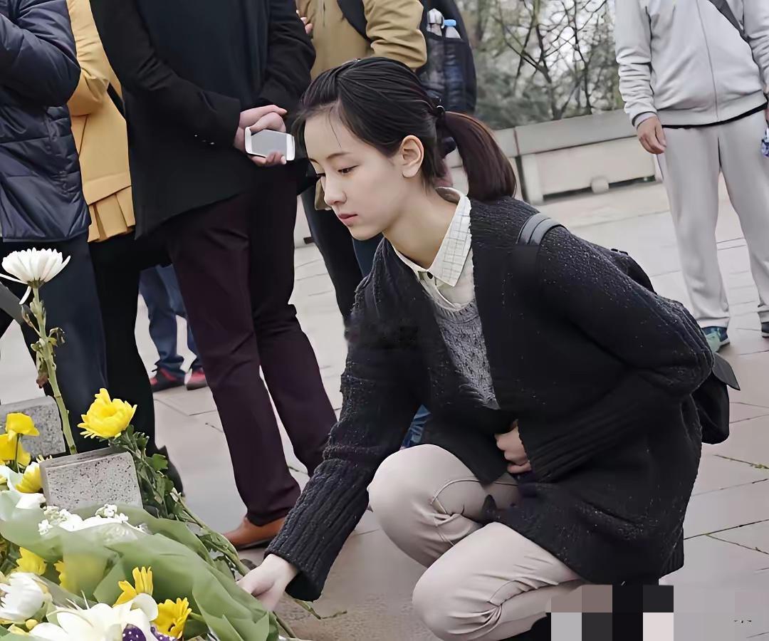 当年的这个小女孩，现在已经火的不得了了 ​​​，你认识她吗？