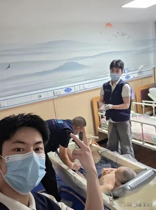 “太意外了！”浙江杭州，一名小伙原本在医院当护士，如果继续干能够月薪过万，但他反