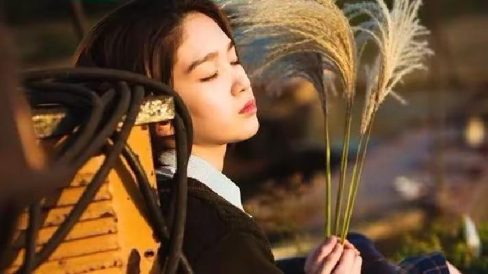 “躺下是漫长的清醒，闭上眼是散场的电影。原来失眠，是夜晚给回忆开了扇不关的门。”