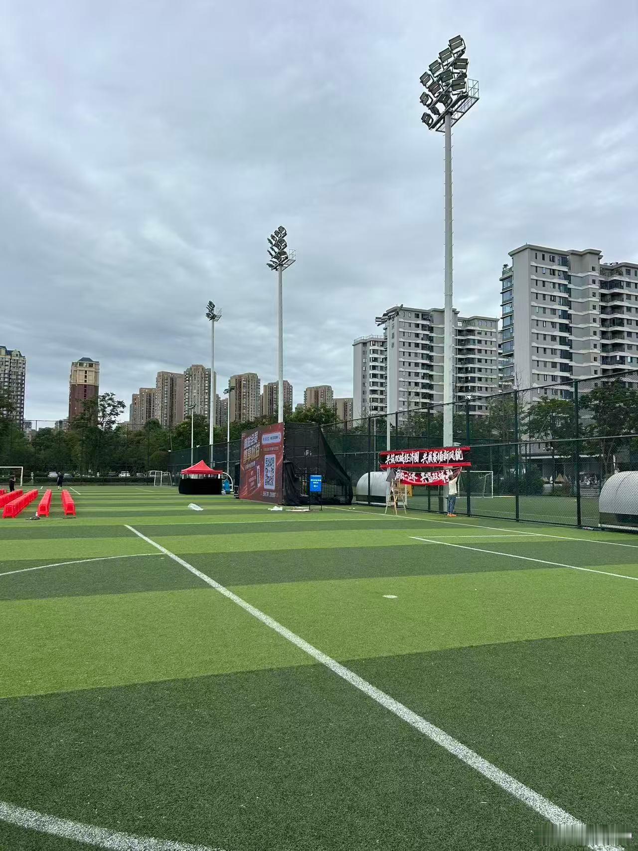 成都赛区为重庆球迷在凤凰山外场准备的第二观赛区，针对于到了凤凰山但没有球票的重庆