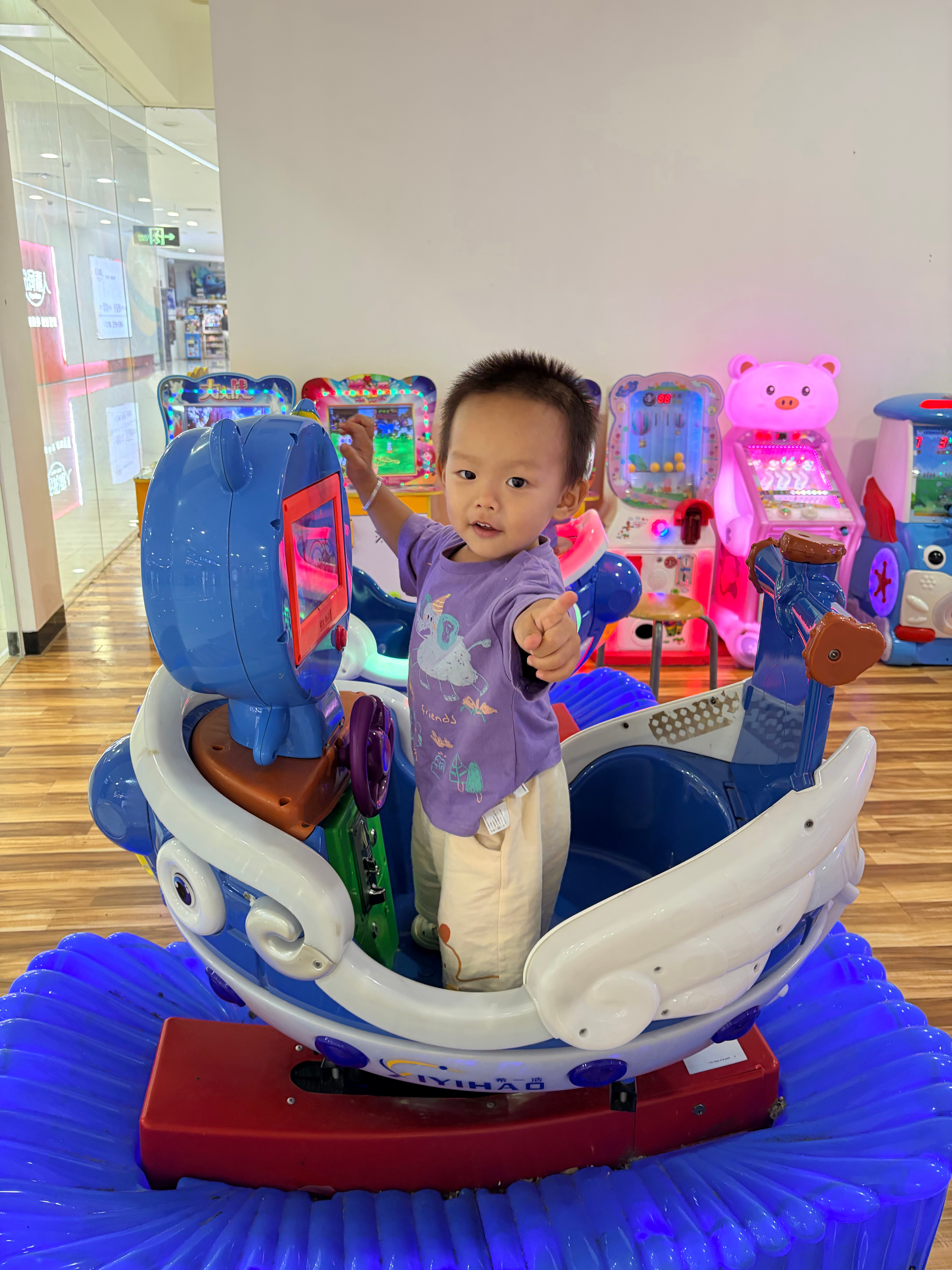 下午出去玩啦！感觉也好久没去儿童乐园玩了，再不去办的卡就要过期了，快到的时候风好