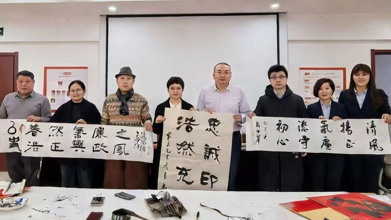 1月12日，临沂知名书法家刘中华、陈希龙两位老兄到临商银行半程支行参加文化下基层