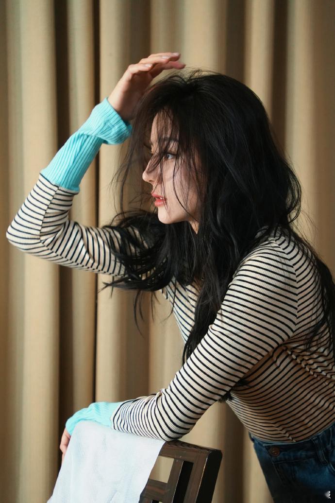 迪丽热巴条纹上衣  迪丽热巴chill穿搭 今日的迪丽热巴是 chill 穿搭的