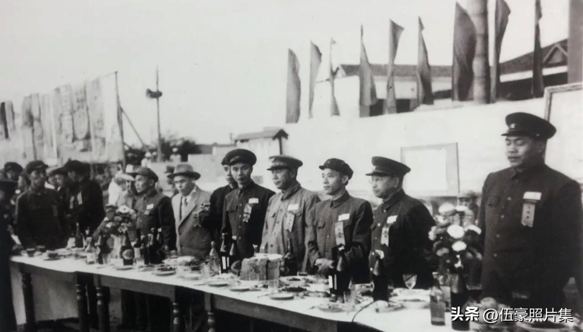 1953年9月1日，哈尔滨军事工程学院成立暨第一期开学典礼大会。图中主席台右起副