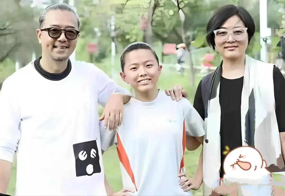 这是演员张延一家三口的合照。女儿长得像谁呢？
演员张延最近暴出已离婚的信息。
据
