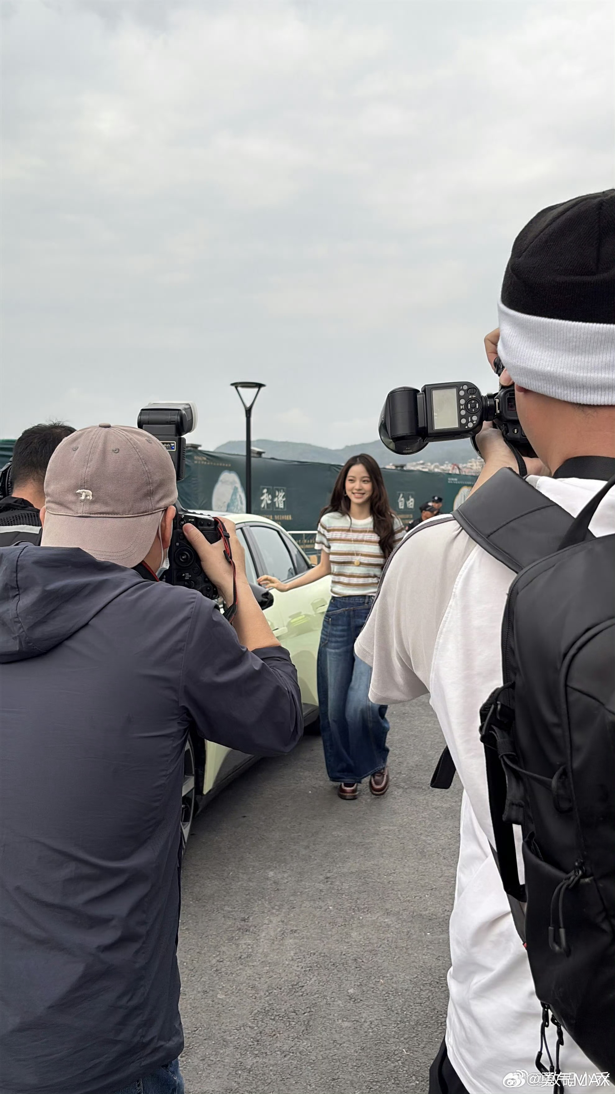 欧阳娜娜开新款MONA冒雨参加发布会  欧阳娜娜自驾2026款小鹏MONA M0