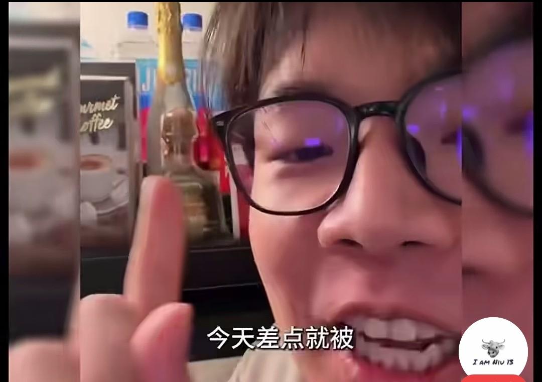 一瓶水15美元，

整理费19.99美元，

扫码才看见价签。

我住拉斯维加斯