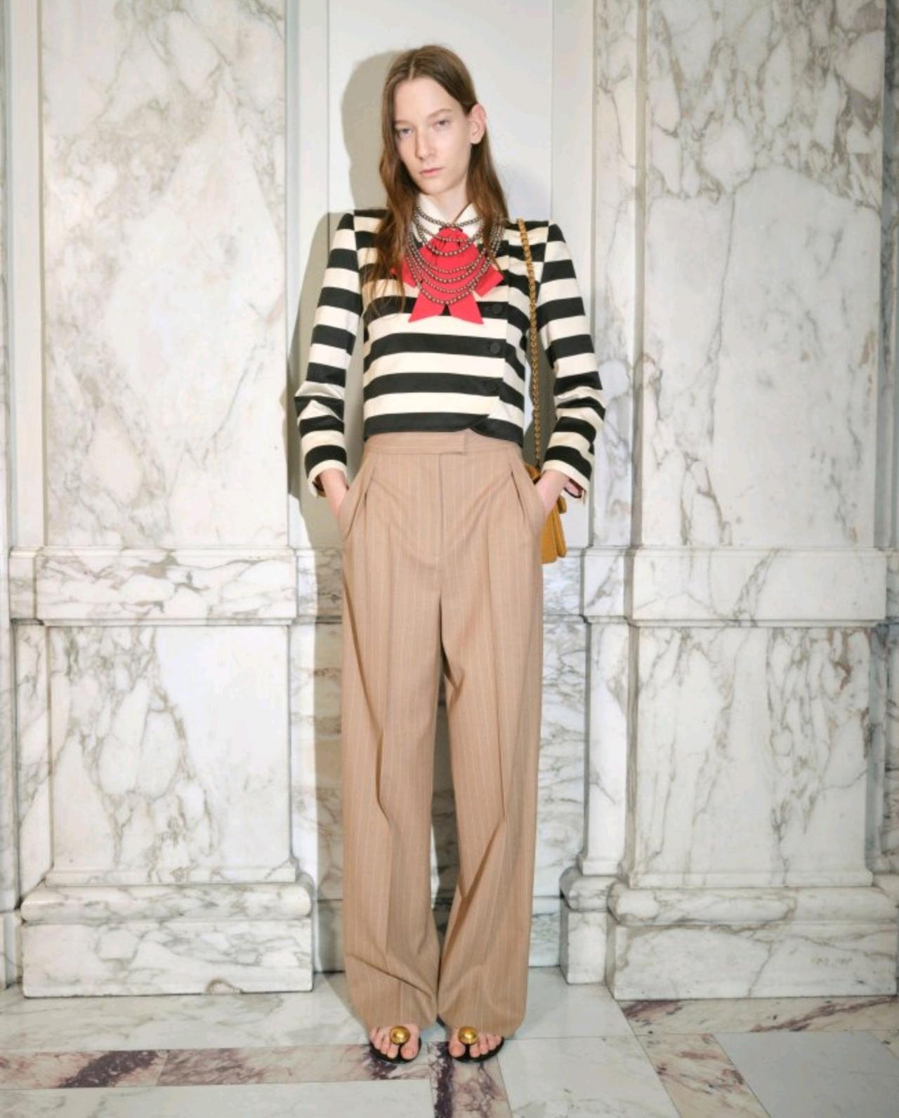 Valentino 2026早秋系列的材质碰撞堪称教科书级别。厚重的羊剪绒、机车