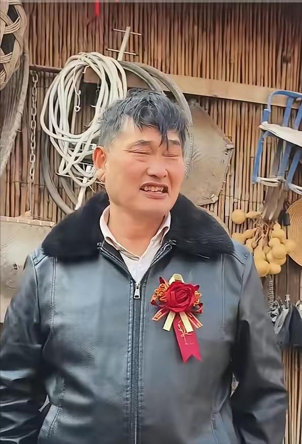 昨天，大衣哥女儿出嫁，
陪嫁女儿一辆白色宝马，
附加100万现金。
还有一车床上