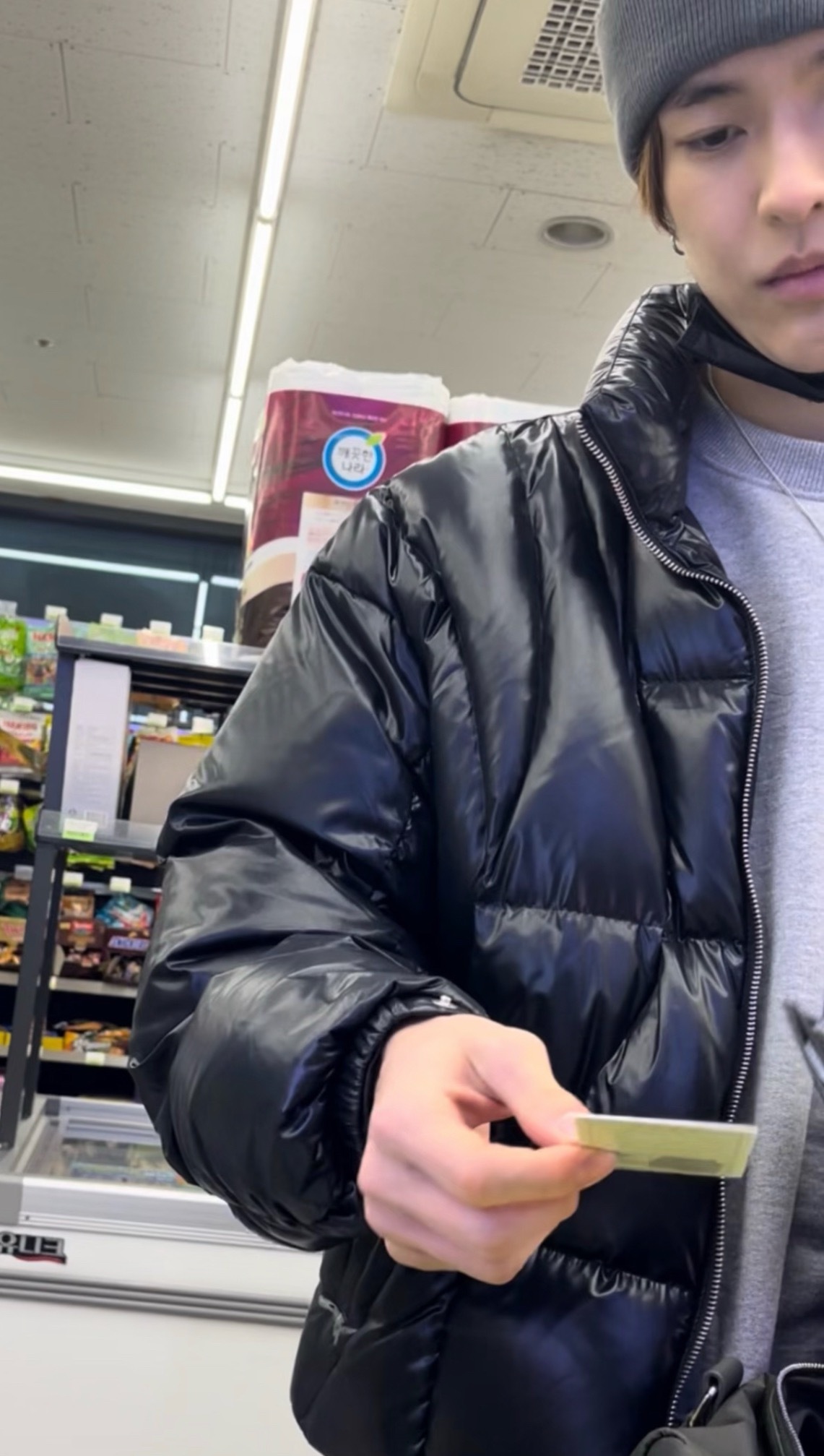 2024年1月的宝宝 在便利店买东西[捂嘴哭][捂嘴哭]还是棕黄色的头发🥹🫳