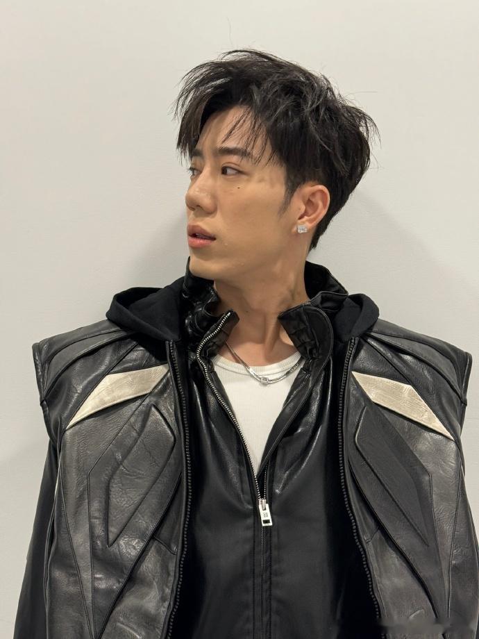 鹭卓Live又来了  鹭卓头发剪的太短了 鹭卓头发剪短后，Live 图中的每一个