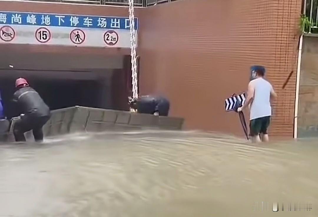 在突发事件面前，物业就是一个天大的笑话！
珠海一个叫“宁海尚峰”的地下停车场出口