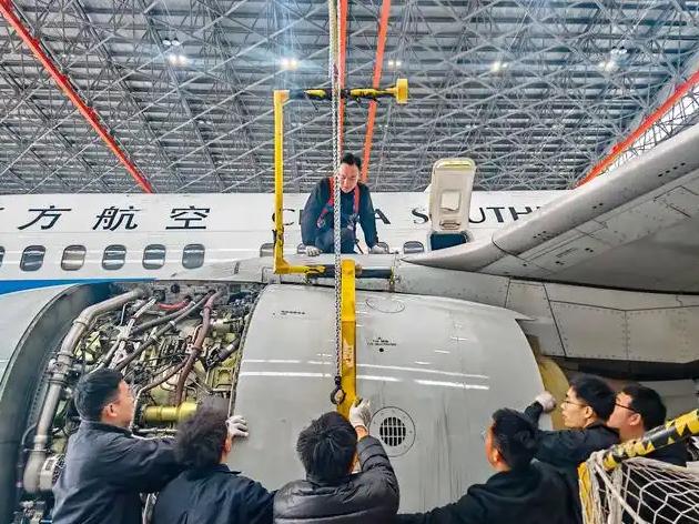 南航退役的波音737-700在贵阳机场拆解，本以为是拆废铁，结果发动机舱里直接藏