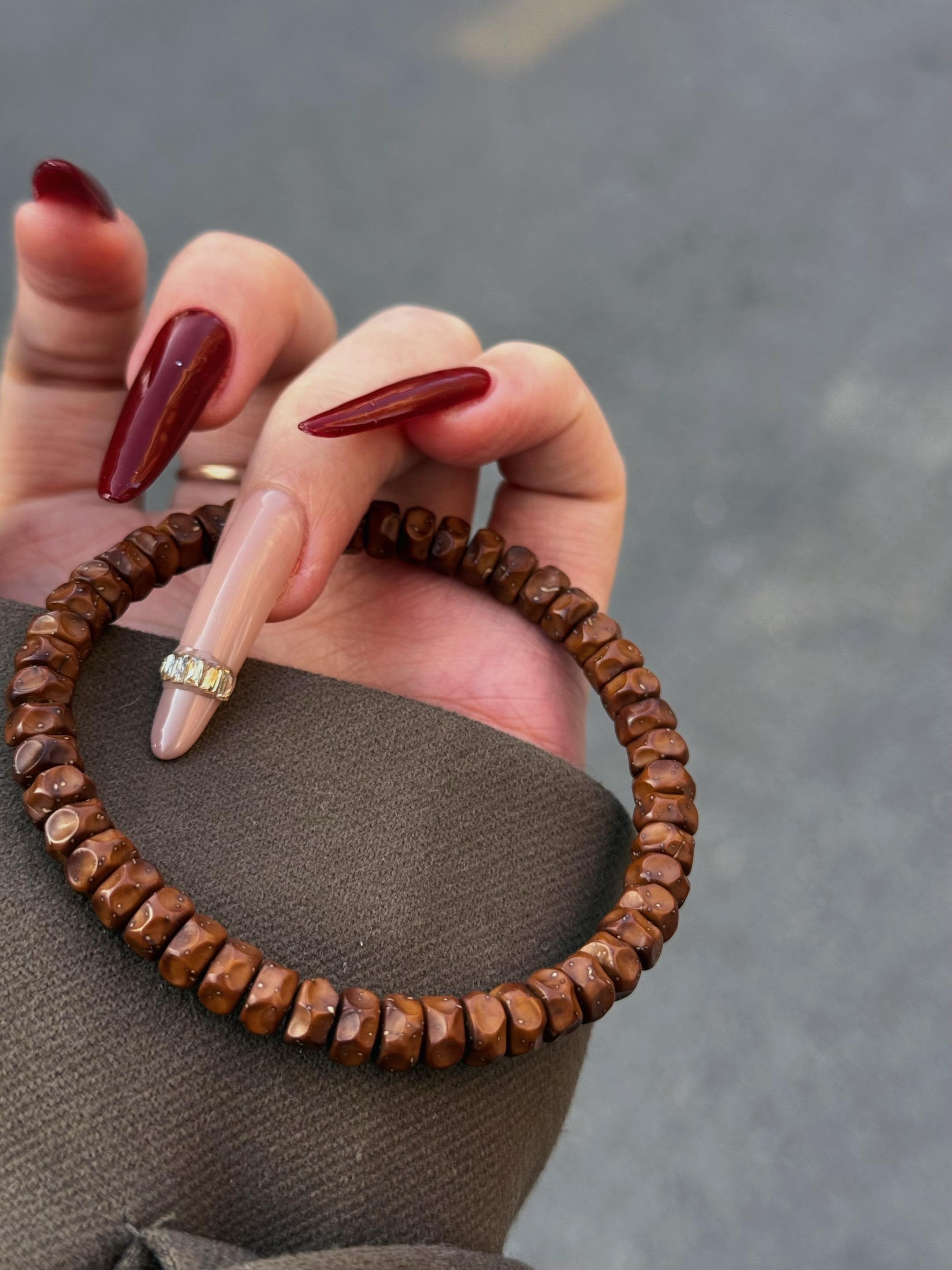 “我就当我的爱 是罪 是东流水”但我手串不会东流水 新年 红指甲配红串🧧