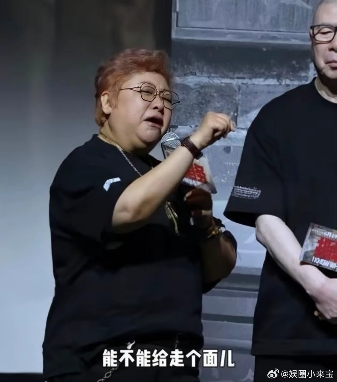 导演冯小刚没想到自己的新片《抓特务》上映数日票房仅6000余万元，更没想到，歌星