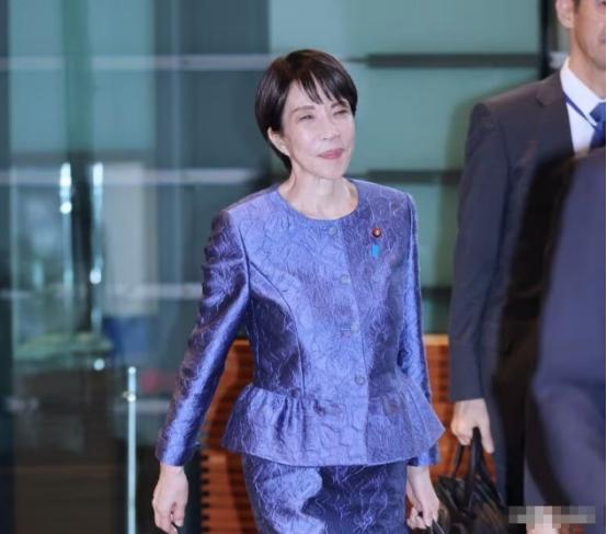 没人理，日本喊话中国
当地时间12月25日，日本首相高市早苗在东京发表演讲。
 