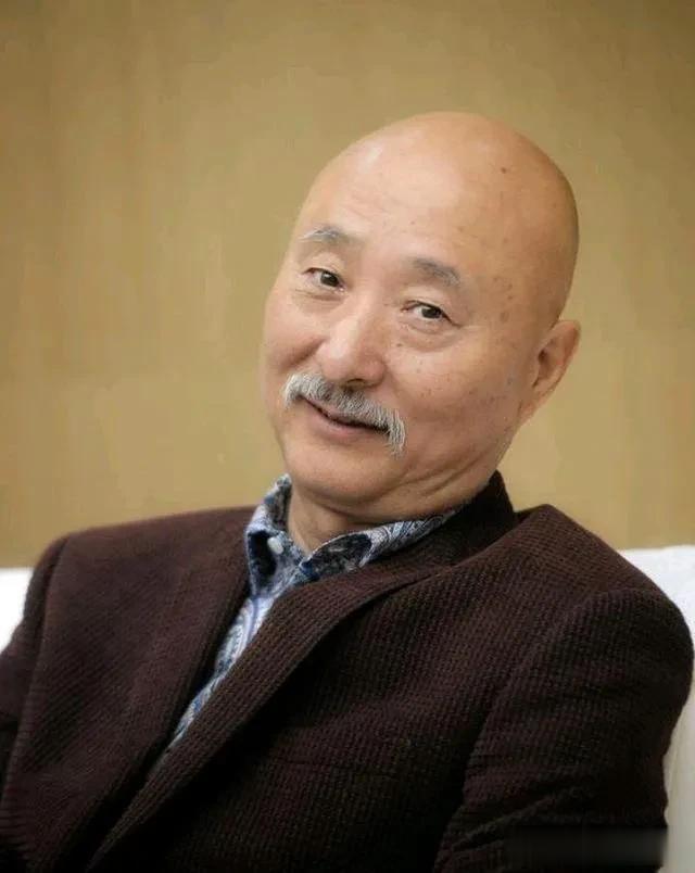 一次，陈佩斯去朱时茂家里做客，吃了晚饭后，他还不打算离开，没办法朱时茂又给他准备