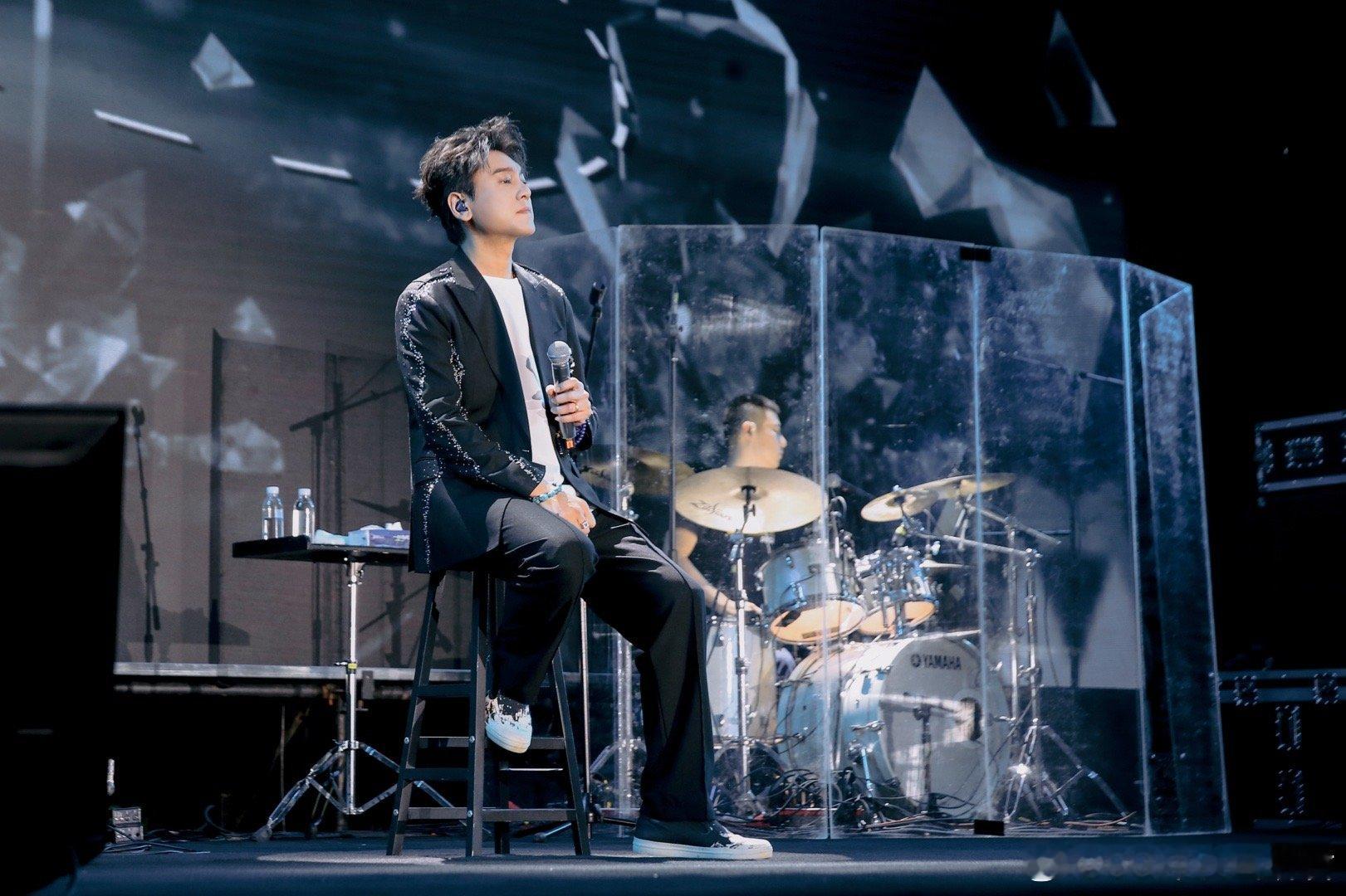 朱孝天的“绅士摇滚”舞台太绝了！没有花哨包装，只用歌声诉说故事，这样的演唱会才是