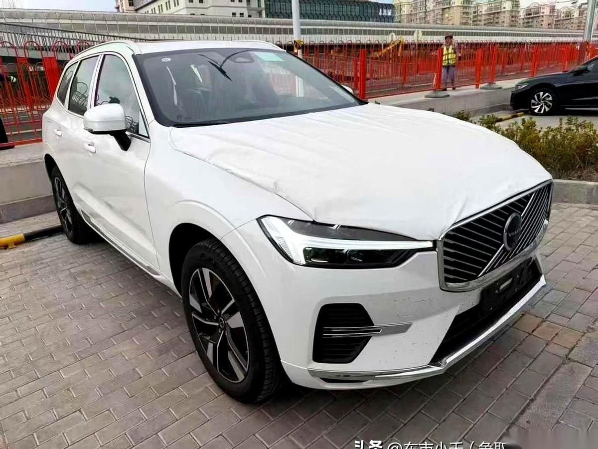 沃尔沃的4S店，最近门口的停车位都紧张了。
一台高配S90，销售单子拿过来，手指